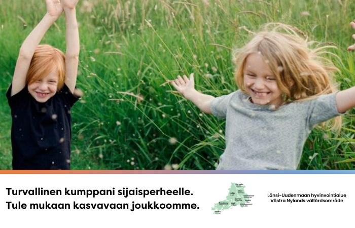 Länsi-Uudenmaan hyvinvointialueen mainoskuvassa kaksi nauravaa lasta heiluttaa käsiään heinäpellolla.
