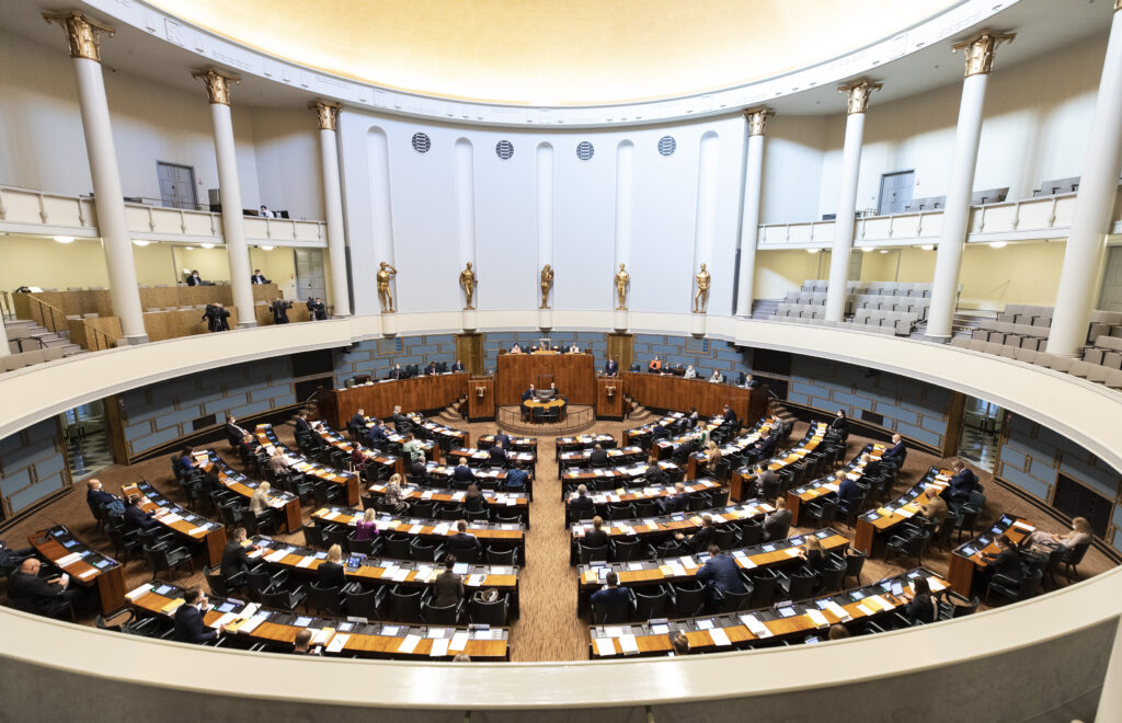 Laaja kuva eduskunnan täysistunnosta.