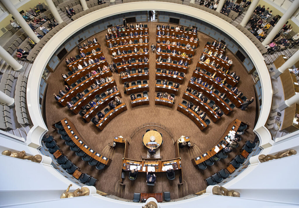Ylhäältä otettu kuva eduskunnan täysistunnosta.
