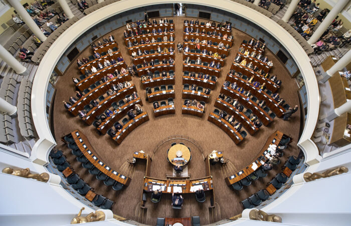 Ylhäältä otettu kuva eduskunnan täysistunnosta.