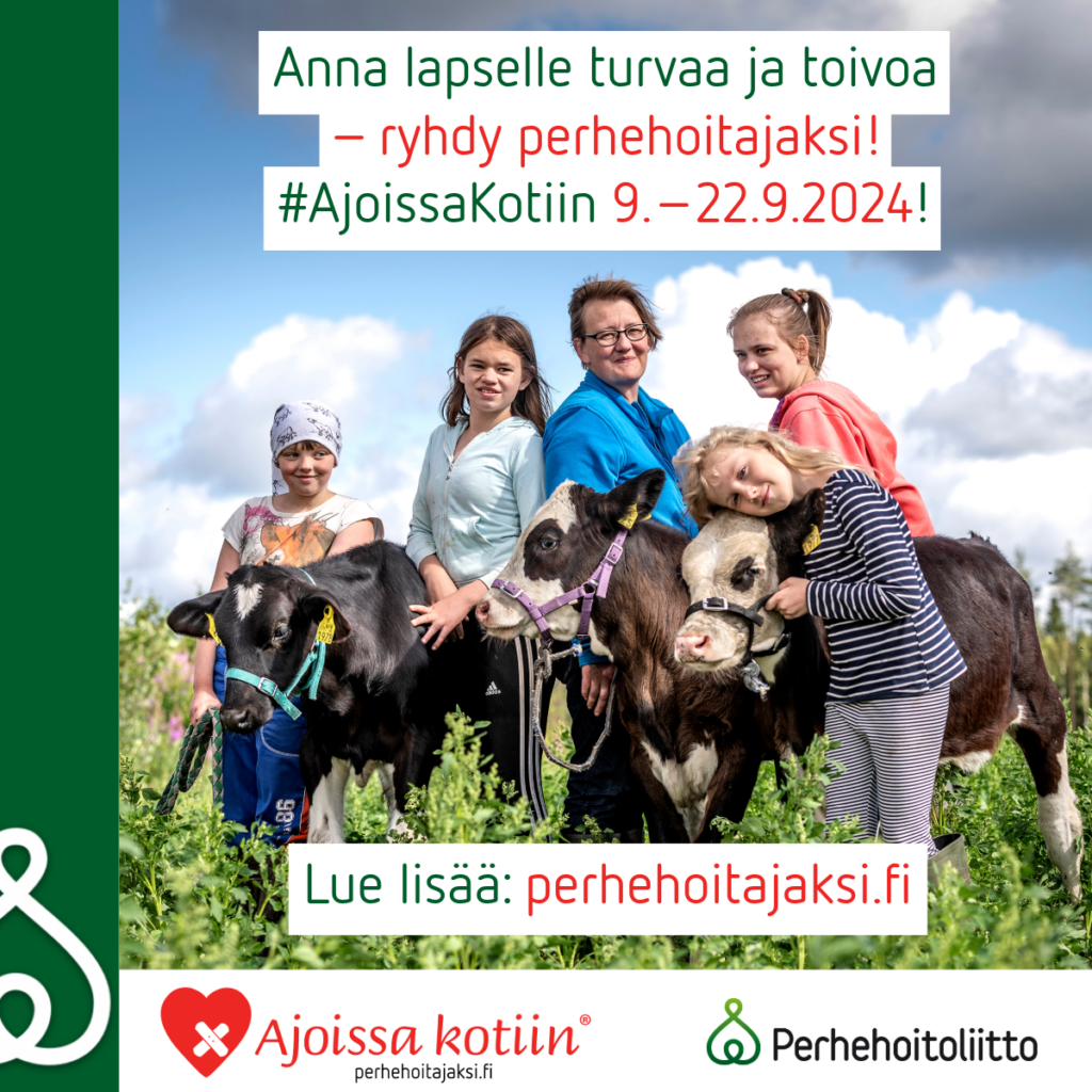 Aikuinen ja neljä lasta seisovat pellolla lehmien vieressä.