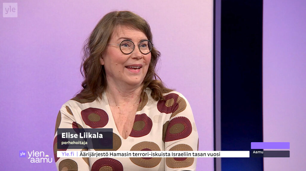 Nainen istuu tv-studiossa