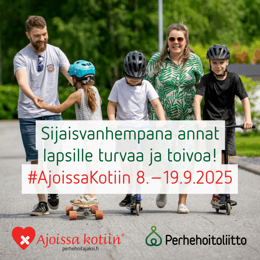 Kaksi lasta potkulautailee ja yksi rullalautailee asvalttitiellä vanhempien seuratessa vierellä.