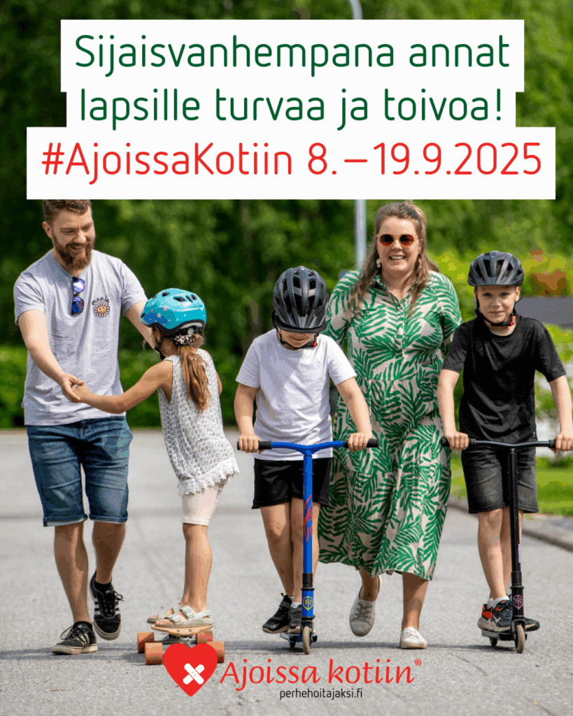 Kaksi lasta potkulautailee ja yksi rullalautailee asvalttitiellä vanhempien seuratessa vierellä.