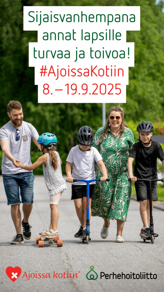 Kaksi lasta potkulautailee ja yksi rullalautailee asvalttitiellä vanhempien seuratessa vierellä.