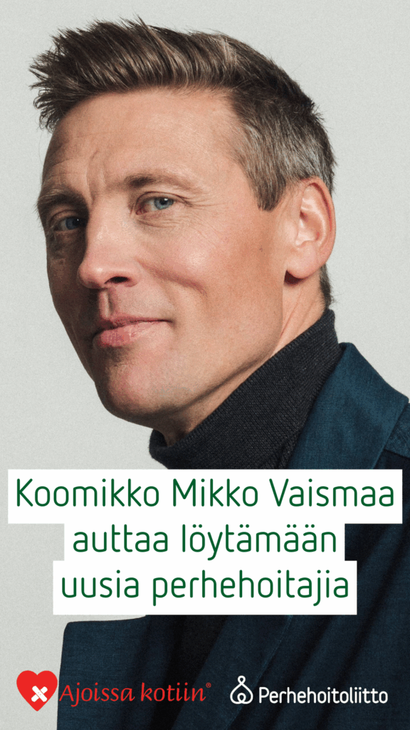 Lyhythiuksinen mies katsoo kameraan ja hymyilee.