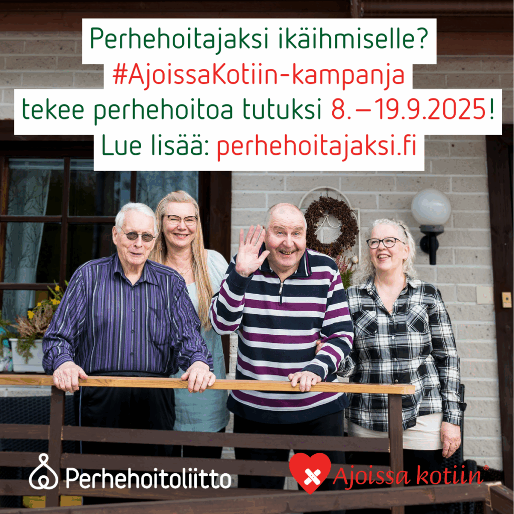 Kaksi hymyilevää naista ja kaksi miestä seisoo talon kuistilla.