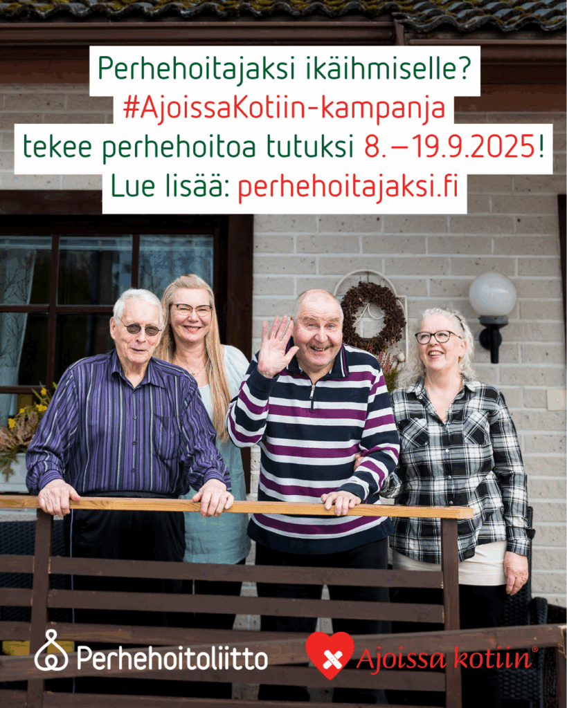 Kaksi hymyilevää naista ja kaksi miestä seisoo talon kuistilla.
