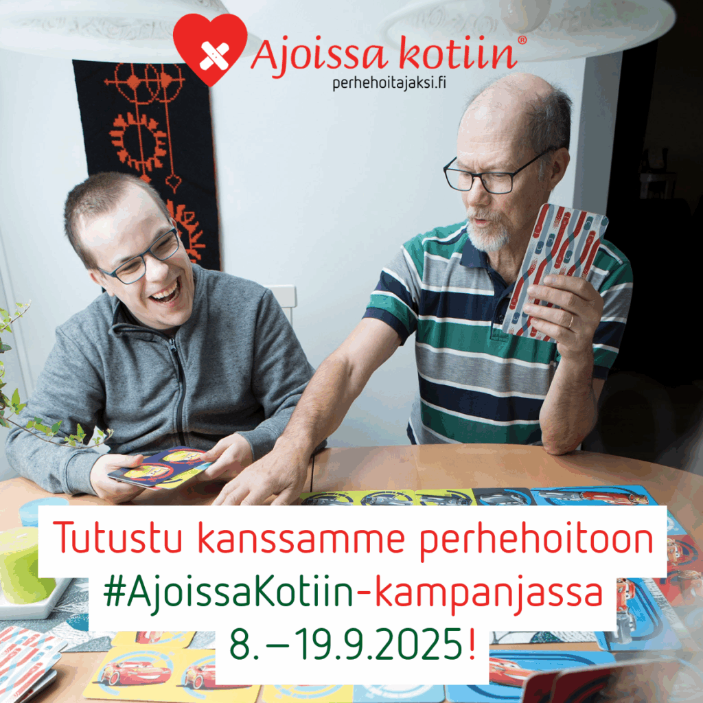 Kaksi aikuista pelaa muistipeliä pöydän ääressä.