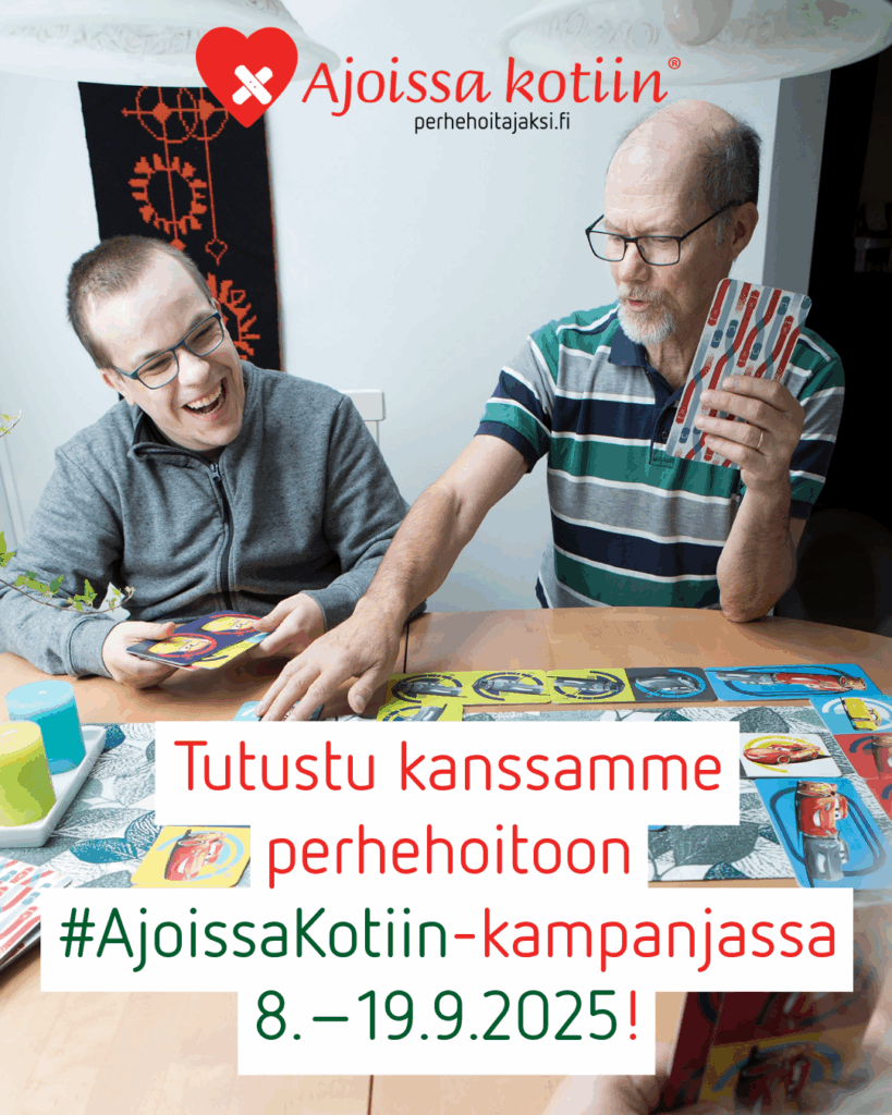Kaksi aikuista pelaa muistipeliä pöydän ääressä.