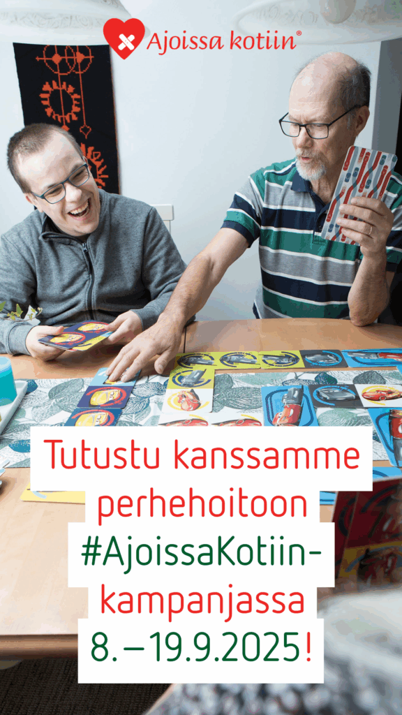 Kaksi aikuista pelaa muistipeliä pöydän ääressä.