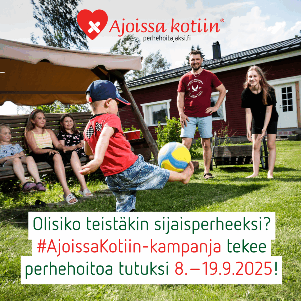 Lapsi potkaisee palloa omakotitalon pihanurmikolla, ja muu perhe seuraa vierellä.