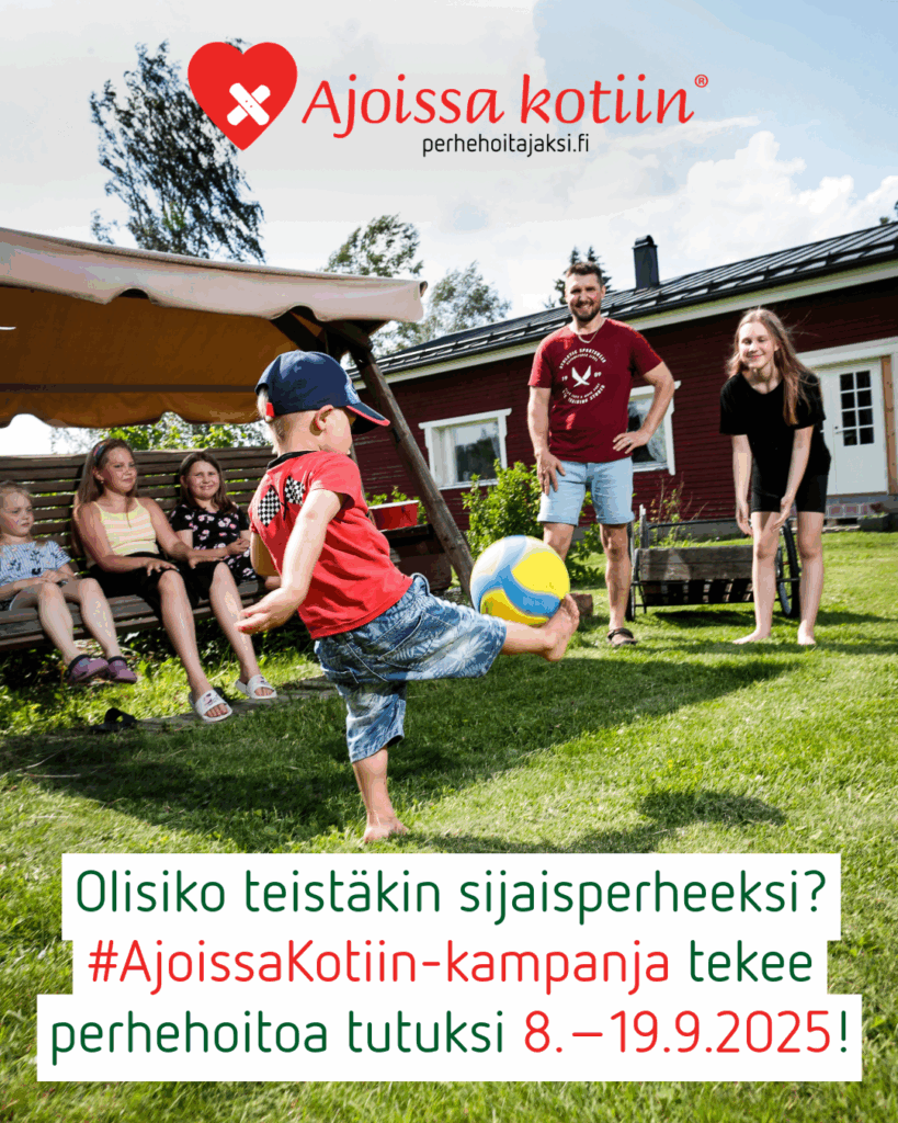 Lapsi potkaisee palloa omakotitalon pihanurmikolla, ja muu perhe seuraa vierellä.