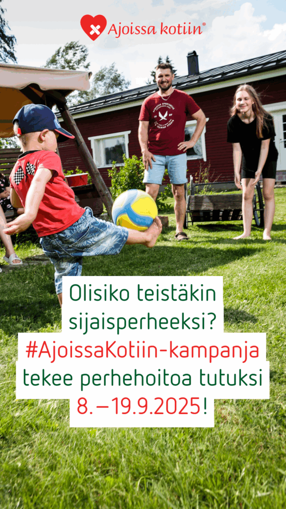 Lapsi potkaisee palloa omakotitalon pihanurmikolla, ja muu perhe seuraa vierellä.