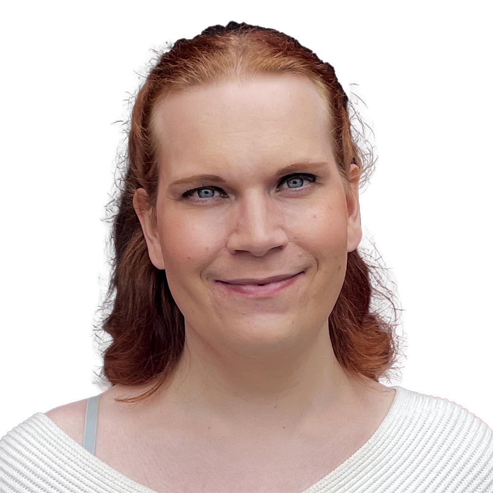 Hymyilevä nainen.