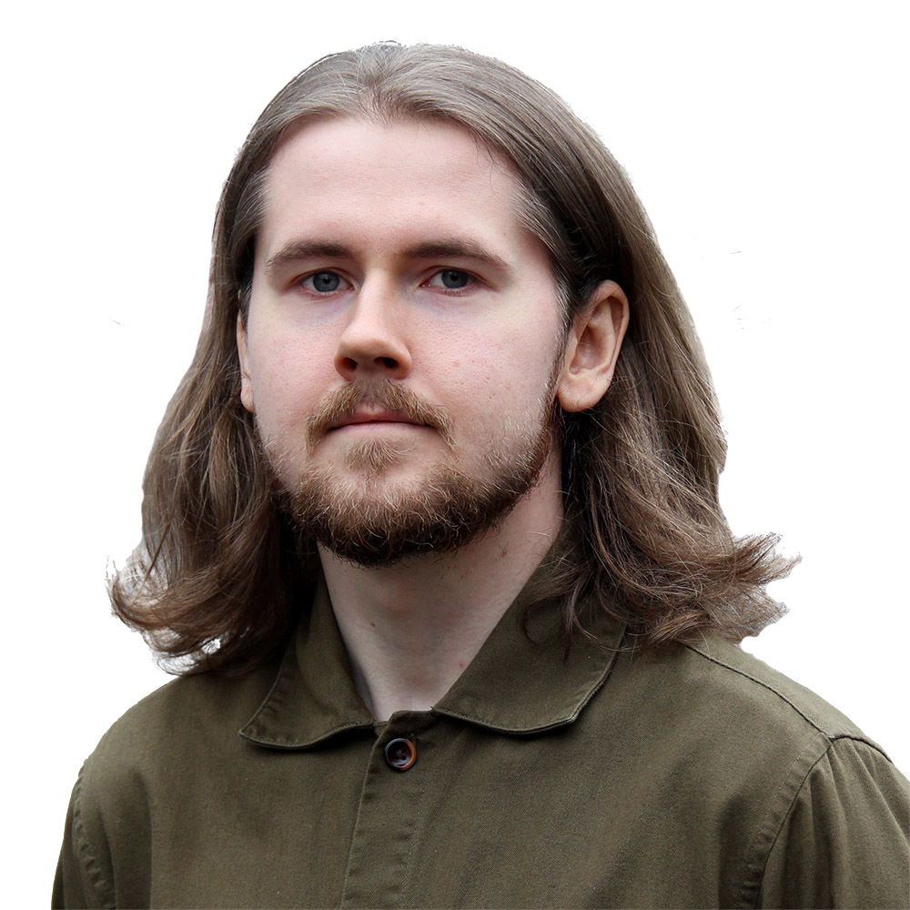 Ruskeatukkainen mies, jolla on vihreä paita.