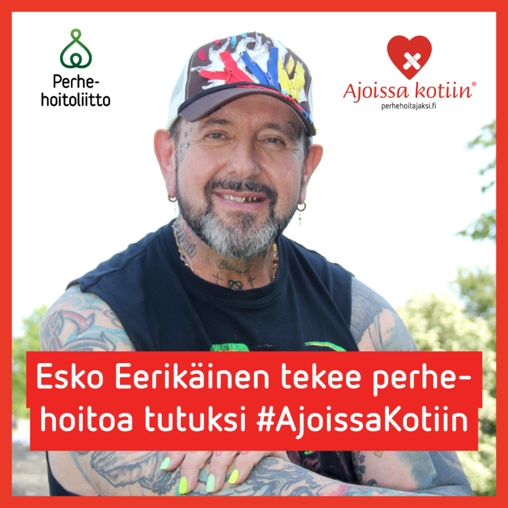 Lippalakkipäinen, tatuoitu mies hymyilee.