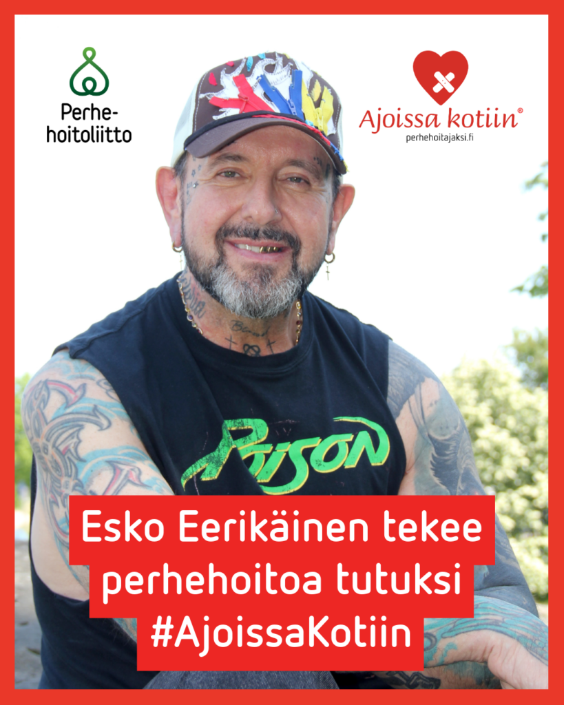 Lippalakkipäinen, tatuoitu mies hymyilee.
