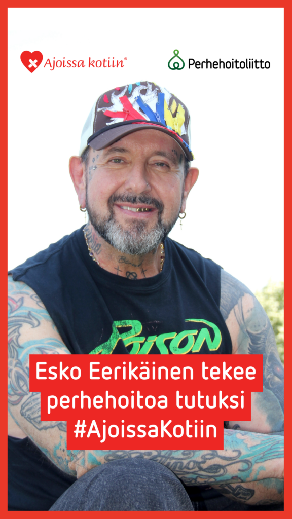 Lippalakkipäinen, tatuoitu mies hymyilee.