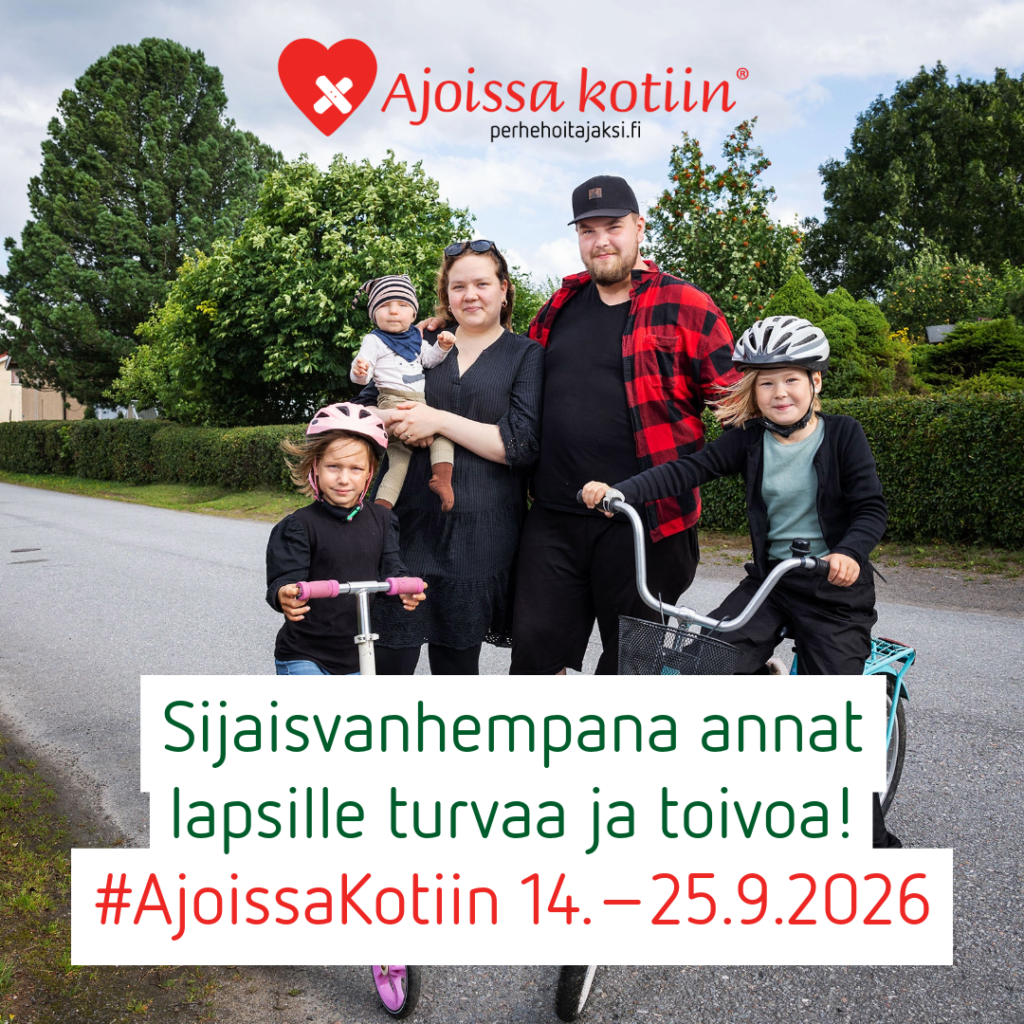 Lapsiperhe seisoo kadulla potkulaudan ja polkupyörän kanssa.