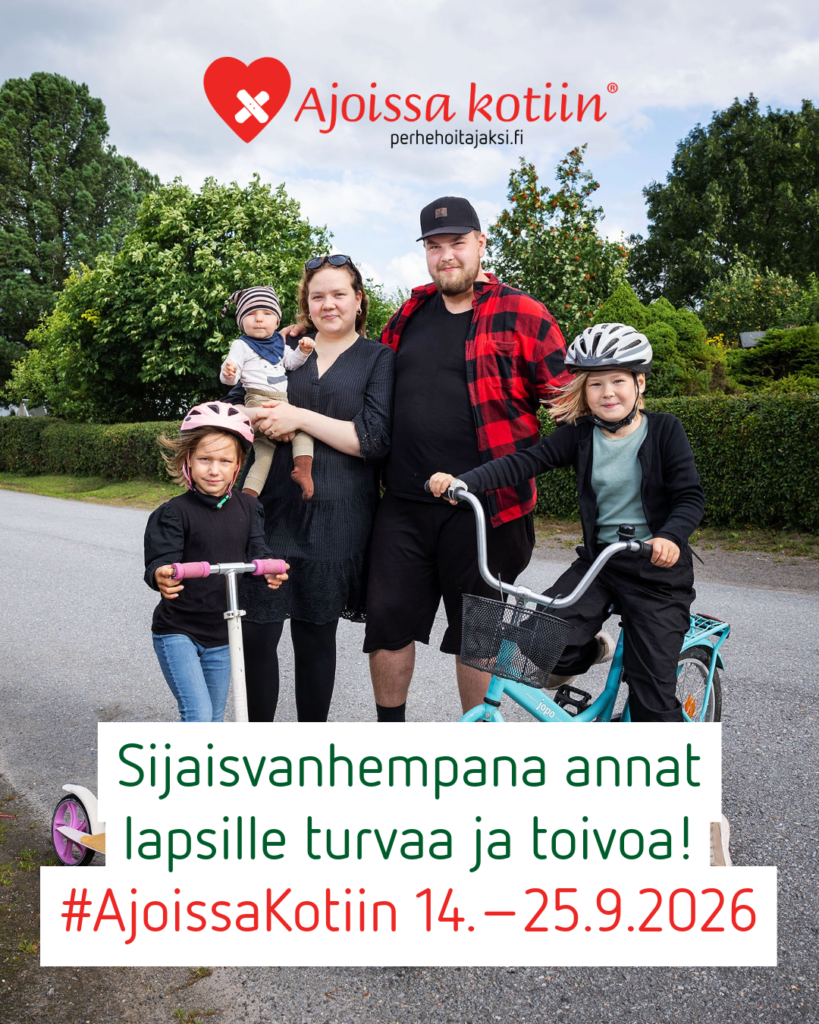 Lapsiperhe seisoo kadulla potkulaudan ja polkupyörän kanssa.