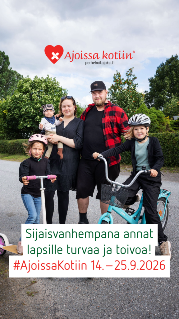 Lapsiperhe seisoo kadulla potkulaudan ja polkupyörän kanssa.