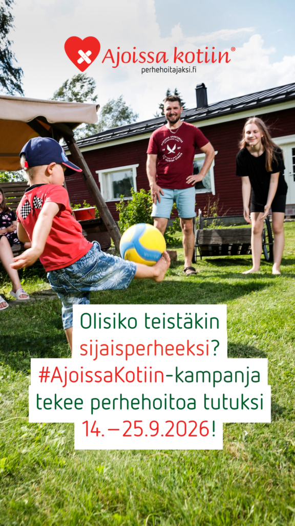 Pieni poika potkaisee palloa omakotitalon pihanurmikolla muun perheen katsellessa vieressä.