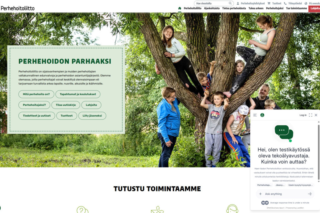 Perhehoitoliiton verkkosivuston etusivu, jonka alakulmassa näkyy tekoälyavustajan chat-ruutu.